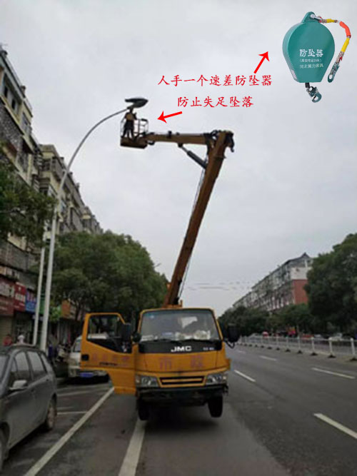 工人站在路燈維修車上進行維修路燈